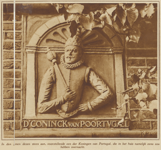 24922 Afbeelding van de gevelsteen in het huis Voorstraat 14 ('De Coninck van Poortugal') te Utrecht, voorstellende een ...